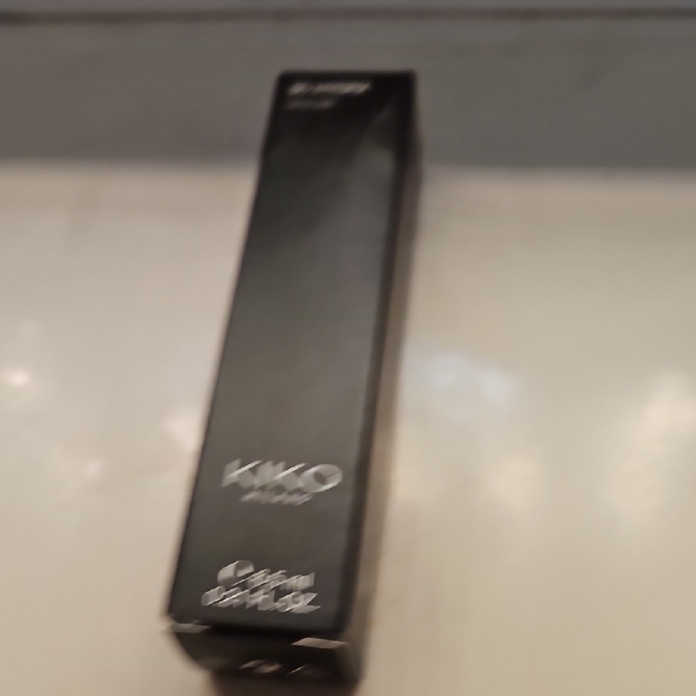 3D Hydra Lip Gloss in Black Packaging - Picture 14 of 14